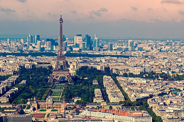 Vintage-Luftaufnahme mit Eiffelturm und Verteidigungsbezirk in — Stockfoto