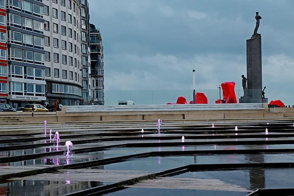 Terraplén de la ciudad con escultura famosa en Ostende, Bélgica — Foto de Stock