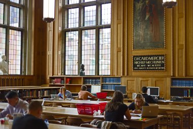 Leuven Üniversitesi kütüphanesinin içinde, Belçika 3