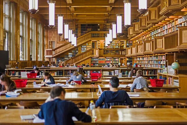 Dentro da biblioteca da universidade de Leuven, Bélgica — Fotografia de Stock