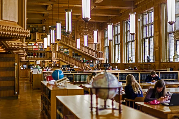 Binnen de bibliotheek van de Universiteit van Leuven, België 1 — Stockfoto