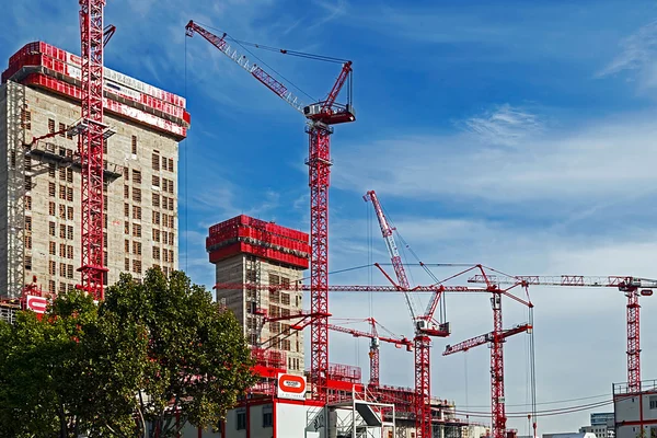 Travaux de grues et bâtiment à plusieurs étages — Photo