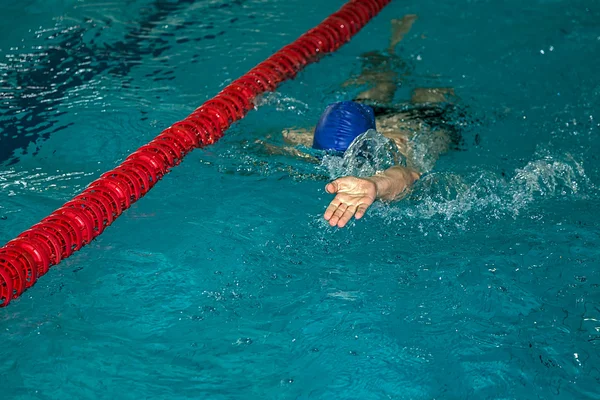 Athletische Schwimmerin im Einsatz 3 — Stockfoto