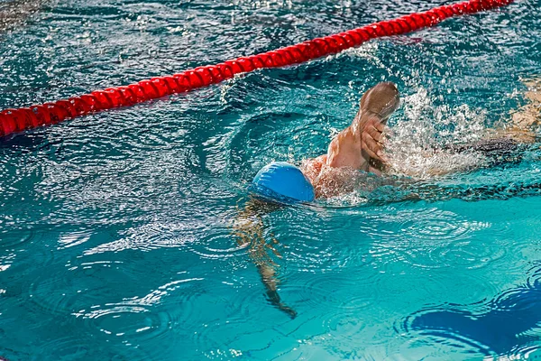 Athletische Schwimmerin in Aktion 4 — Stockfoto