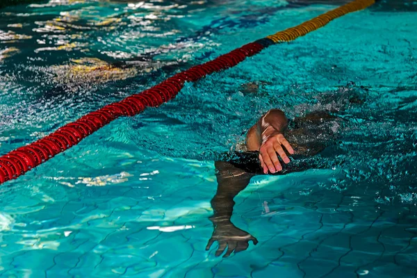 Athletische Schwimmerin in Aktion 2 — Stockfoto