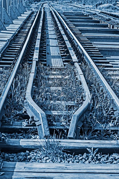 Giunto ferroviario su sfondo blu 3 — Foto Stock