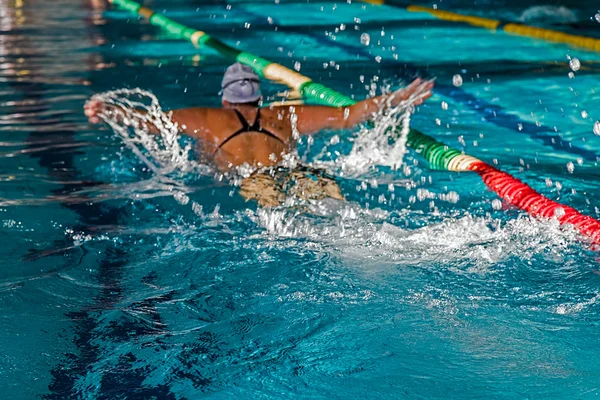 Athletischer Schwimmer im Einsatz 8 — Stockfoto