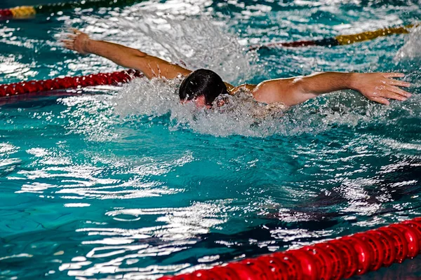 Athletische Schwimmerin in Aktion 5 — Stockfoto