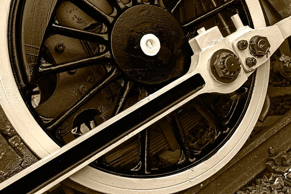 セピアの詳細し、1 つの古い蒸気 locomo で巨大な車輪のクローズ アップ — ストック写真