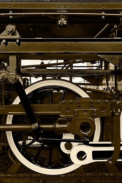 Sépie podrobně a zblízka obrovských kol na jedné staré parní locomo — Stock fotografie