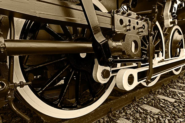 Sepia detalle y primer plano de enormes ruedas en un viejo locomo de vapor — Foto de Stock