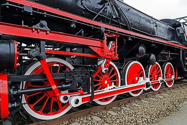 Podrobně a zblízka obrovských kol na jedné staré německé parní locom — Stock fotografie