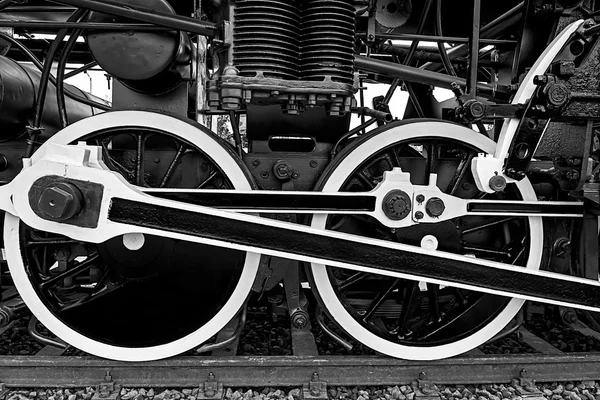 Preto e branco detalhe e fechar-se de rodas enormes em uma antiga st — Fotografia de Stock