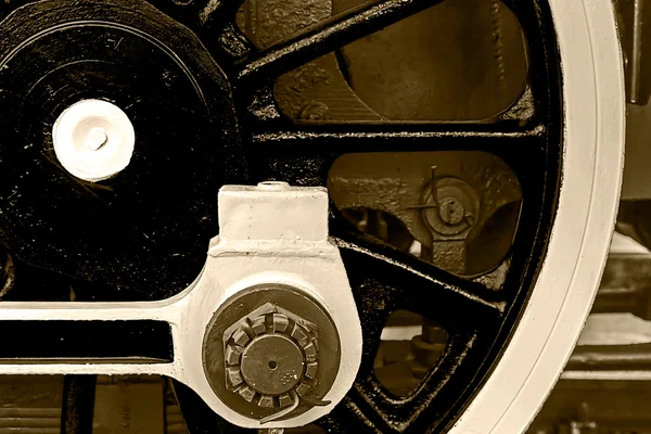Sepia detalj och närbild på stora hjul på en gammal ånga rörelseappa — Stockfoto