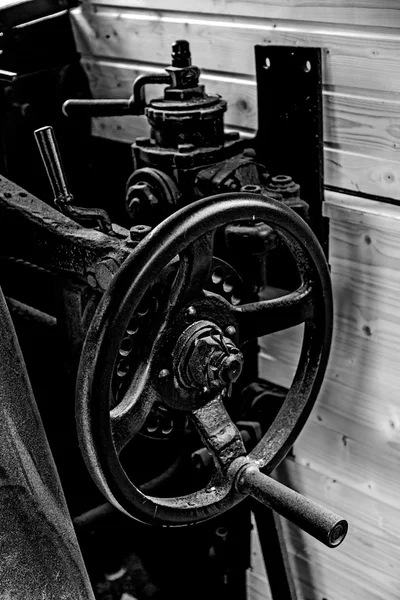 Détails en noir et blanc d'un ancien intérieur de locomotive à vapeur — Photo