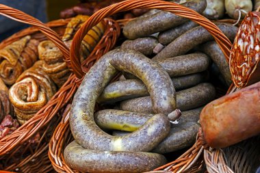 Geleneksel Romen sosis uzmanlık bir hasır sepet