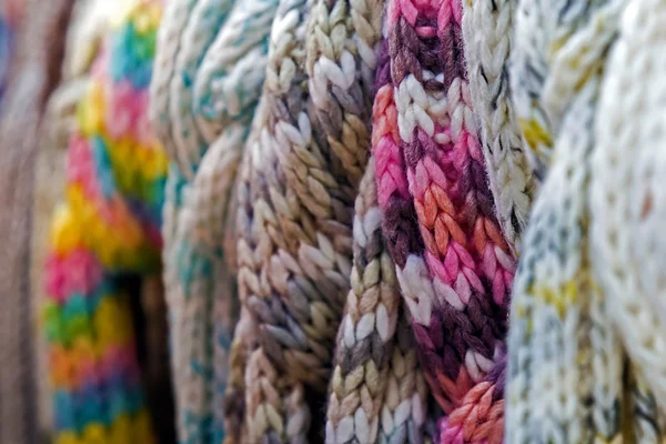 Vlněné šátky různých barev — Stock fotografie