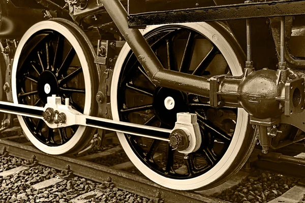 Sepia-Detail und Großaufnahme riesiger Räder an einer alten Dampflok — Stockfoto