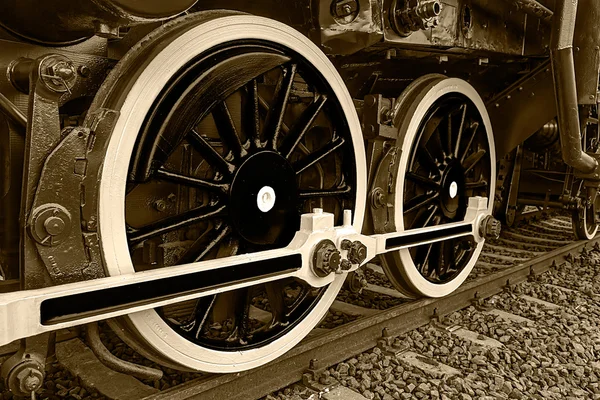 Sépie podrobně a zblízka obrovských kol na jedné staré parní locomo — Stock fotografie
