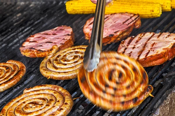 Worstjes, bacon en maïs gebrande op de grill — Stockfoto