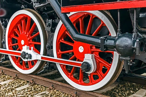 Detail en close-up van enorme wielen op een oude Duitse stoom locom — Stockfoto
