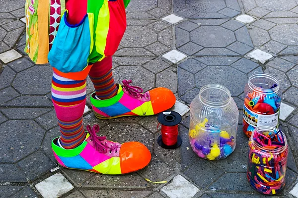 Clown and jars with colorful balloons — Stock Photo, Image