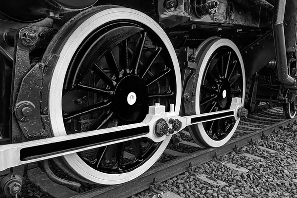 Detalle en blanco y negro y primer plano de enormes ruedas en un viejo st — Foto de Stock