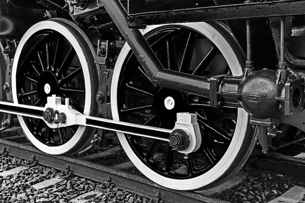 Detalle en blanco y negro y primer plano de enormes ruedas en un viejo st — Foto de Stock