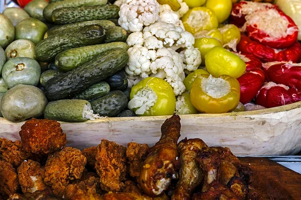 Picles tradicionais romenos, rolo de carne e carne frita de frango — Fotografia de Stock