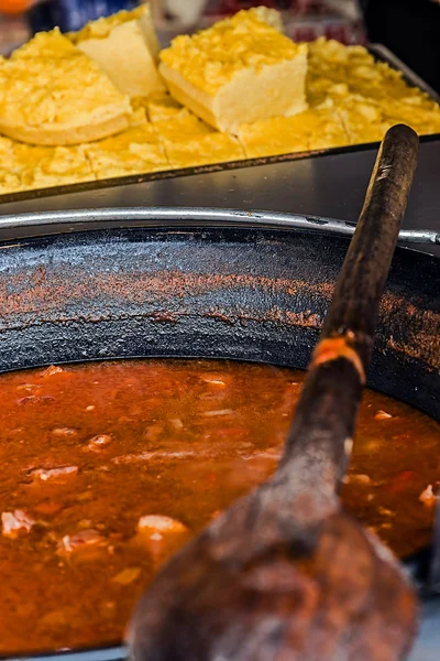 Soupe de haricots préparée dans un grand bol et un poteau roumain traditionnel — Photo