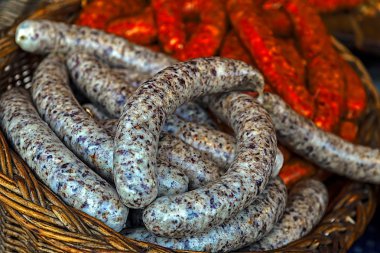 Geleneksel Romen sosis bir hasır sepet 1