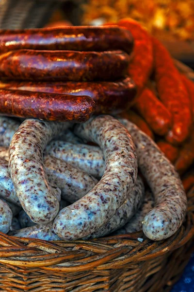 Salsichas romenas tradicionais em uma cesta de vime 2 — Fotografia de Stock