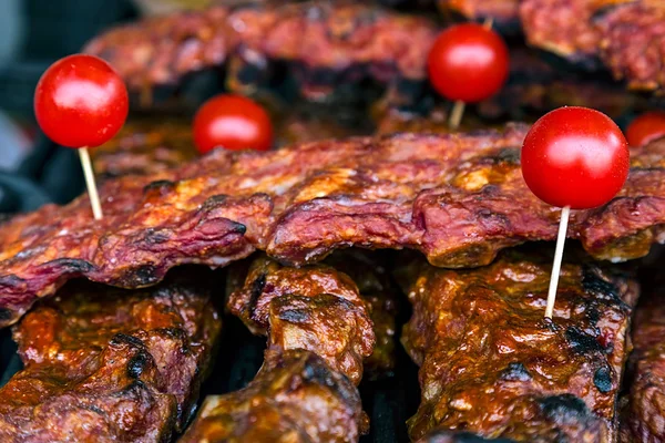 Pedaços de bife decorados com tomate — Fotografia de Stock