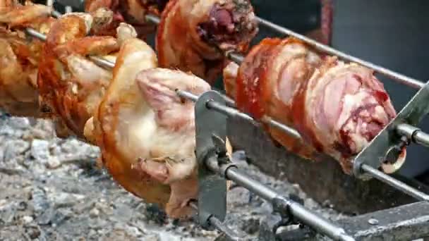 Filas de galinhas e juntas de porco, cozinhando em uma rotisserie. 4K, 1 — Vídeo de Stock