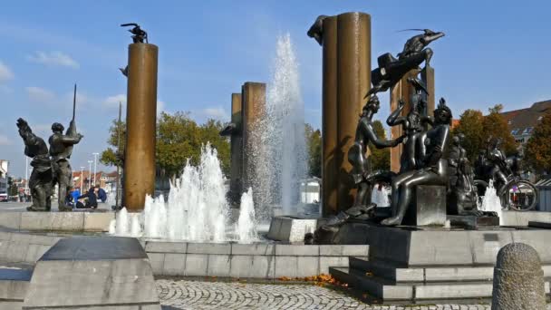 Fontein in squre Tzand in Brugge. België — Stockvideo