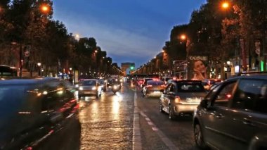 Gece trafik üzerinde şampiyon Elysee, Paris, Fransa. 4k