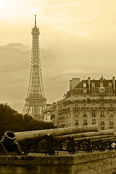 Altes Foto mit alten Kanonen und Eiffelturm — Stockfoto