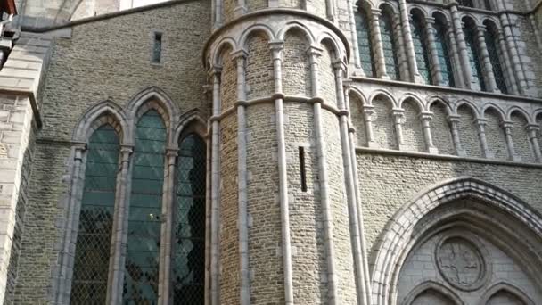 Fachada gótica y campanario alto de la Iglesia de Nuestra Señora, Brujas, Bélgica 1 — Vídeo de stock