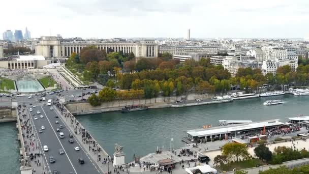 Вид с воздуха на реку Сена и Трокадеро в Париже, Франция — стоковое видео