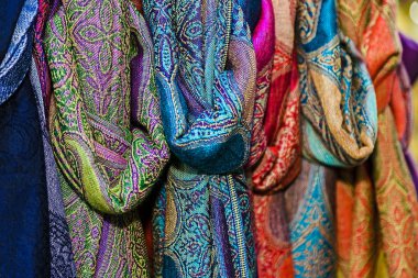 Satılık 1 maruz eşarplar