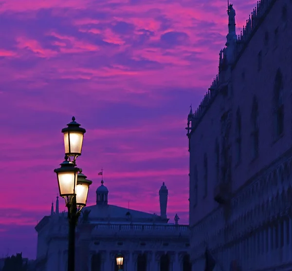 Pôr do sol roxo e lanternas iluminado rua em Veneza, Itália 1 — Fotografia de Stock