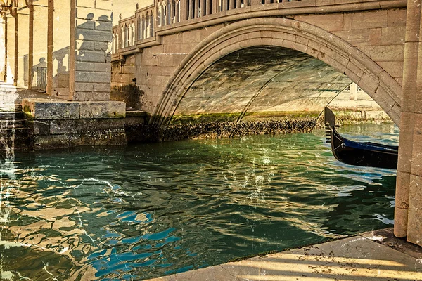 Старая открытка с видом на один канал в Венеции, Италия — стоковое фото