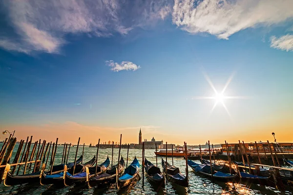 Вид на Гранд-канал с гондолами, Венеция, Италия — стоковое фото