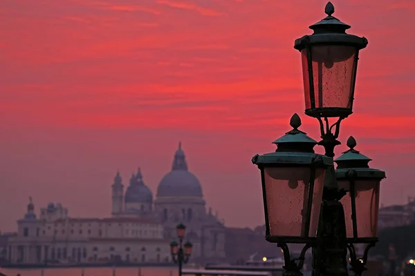 Pôr do sol vermelho e lanternas iluminado rua em Veneza, Itália — Fotografia de Stock