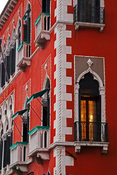 Luce gialla nella finestra di un antico edificio veneziano — Foto Stock