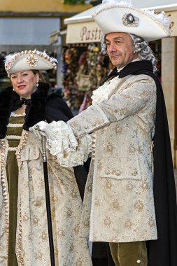 İnsanlar sokakta Venedik, dönem kostümler giymiş