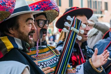 Venedik İtalya karnavalında şarkıcı grubu