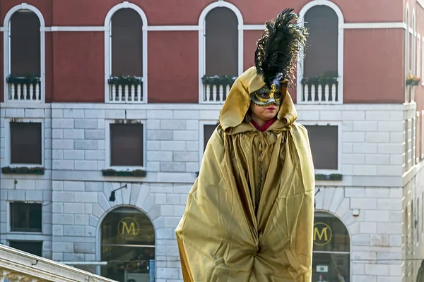 Mujer en la calle en Venecia, vestida con trajes de época — Foto de Stock