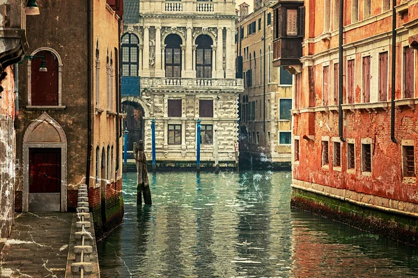 Старая открытка с видом на один канал в Венеции, Италия — стоковое фото