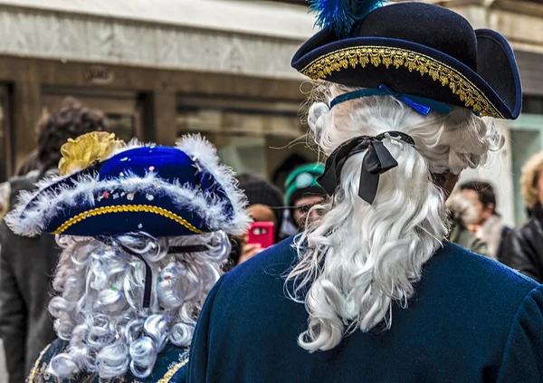 Vista posterior de un traje de época en el carnaval veneciano 4 — Foto de Stock